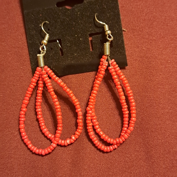 Red and charcoal beaded necklace/ earrings set - Picture 3 of 3